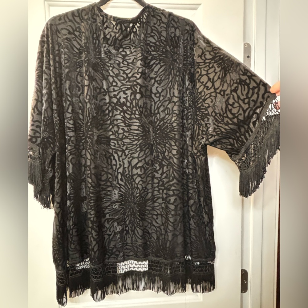 Torrid black velvet fringe kimono size 0/1